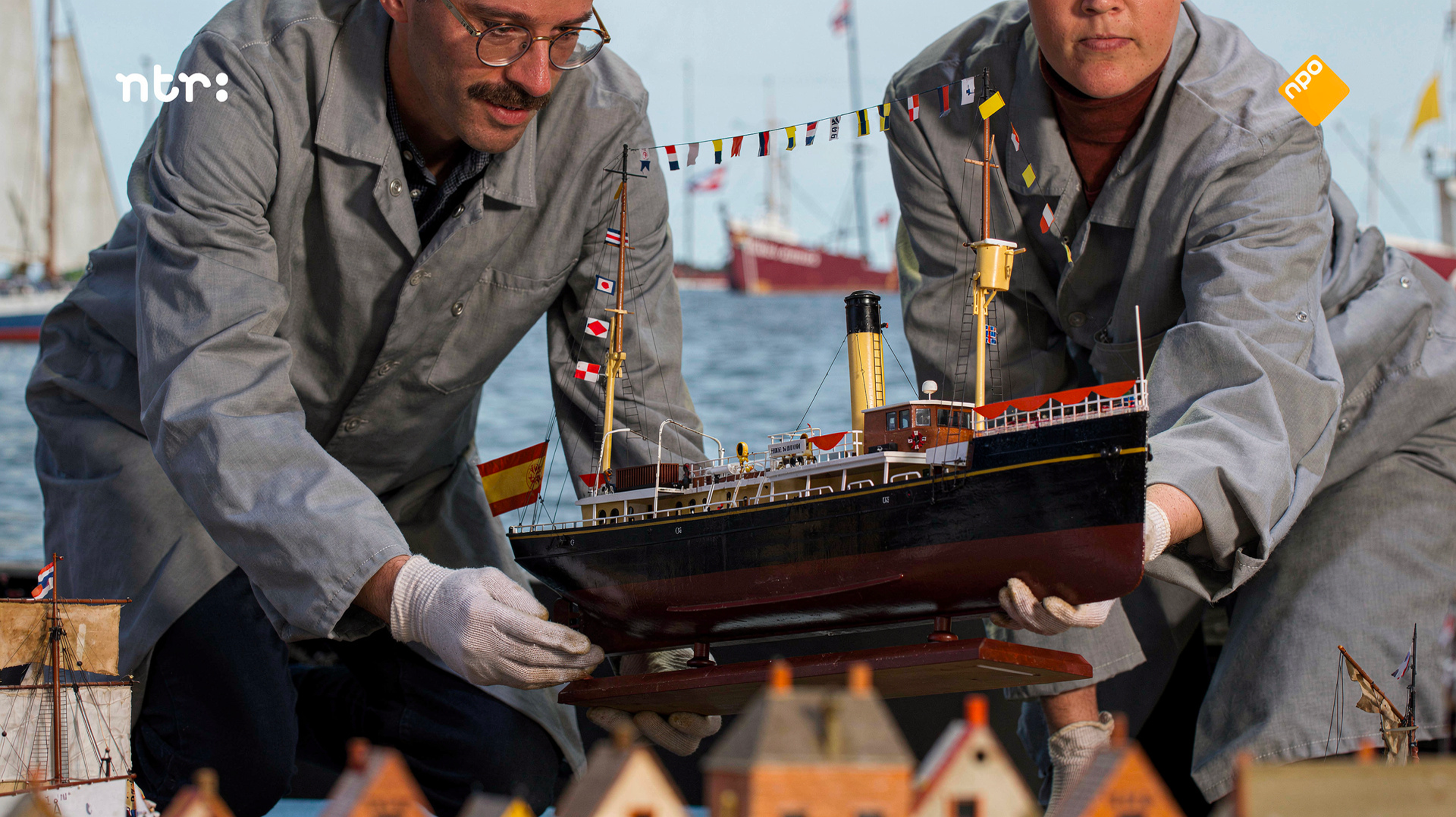 Image for Gespot in het Sinterklaasjournaal: de stoomboot van de Sint is toegevoegd aan de maquette van de Reede van Texel die wij interactief maakten.