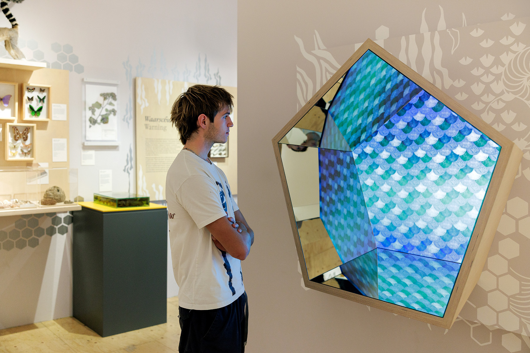 Image for Laat je hypnotiseren door een levensgrote caleidoscoop in onze tentoonstelling 'Stippen, Strepen & Spiralen'.