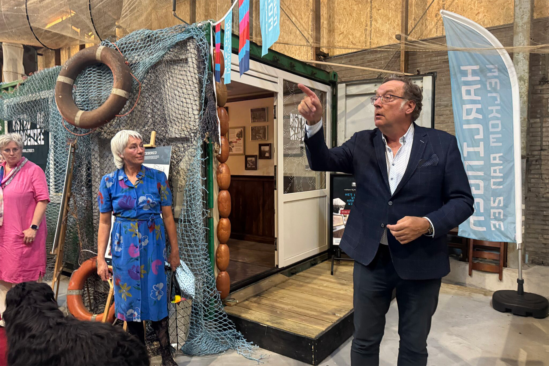 Image for Wethouder Paul Schoute heeft 'Bistro de Waddenzee' geopend! Voor Gemeente Harlingen ontwierpen wij een visrestaurant in de haven waar verhalen worden geserveerd.