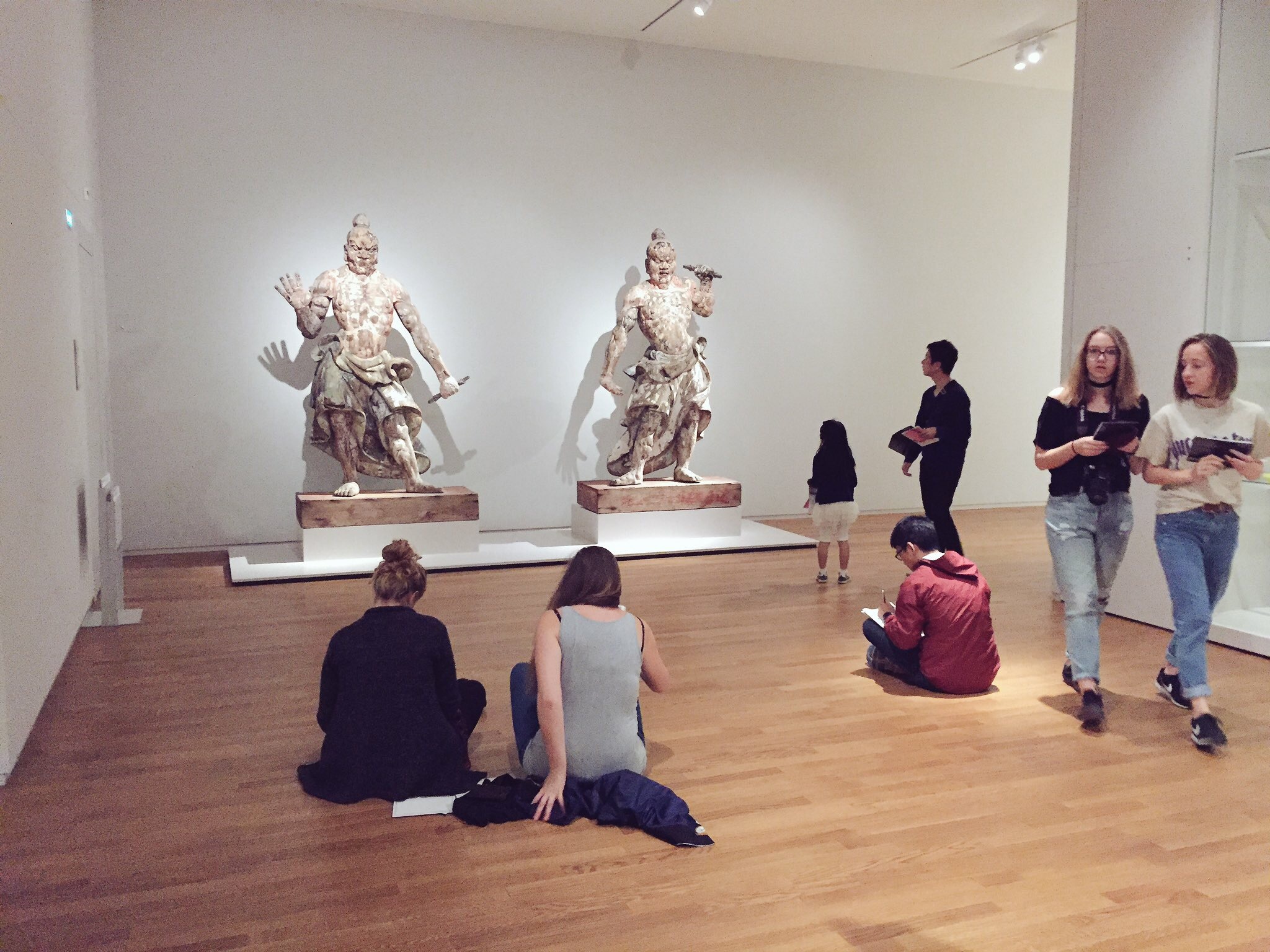 Image for Het Hele weekend Big Draw in het Rijksmuseum! Overal zitten mensen op de grond te tekenen.