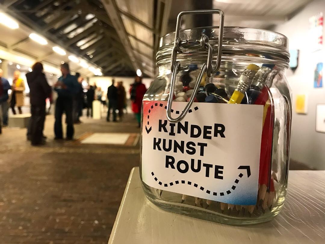 Image for Het is #kunstlijnhaarlem! En speciaal voor alle kinderen is er nu ook een @kinderkunstroute! Een mini-kunstlijn voor mini-mensen, waar wij concept en ontwerp voor mochten maken. Haal je boekje op bij @museumhaarlem (hier start de route), @devishalhaarlem,