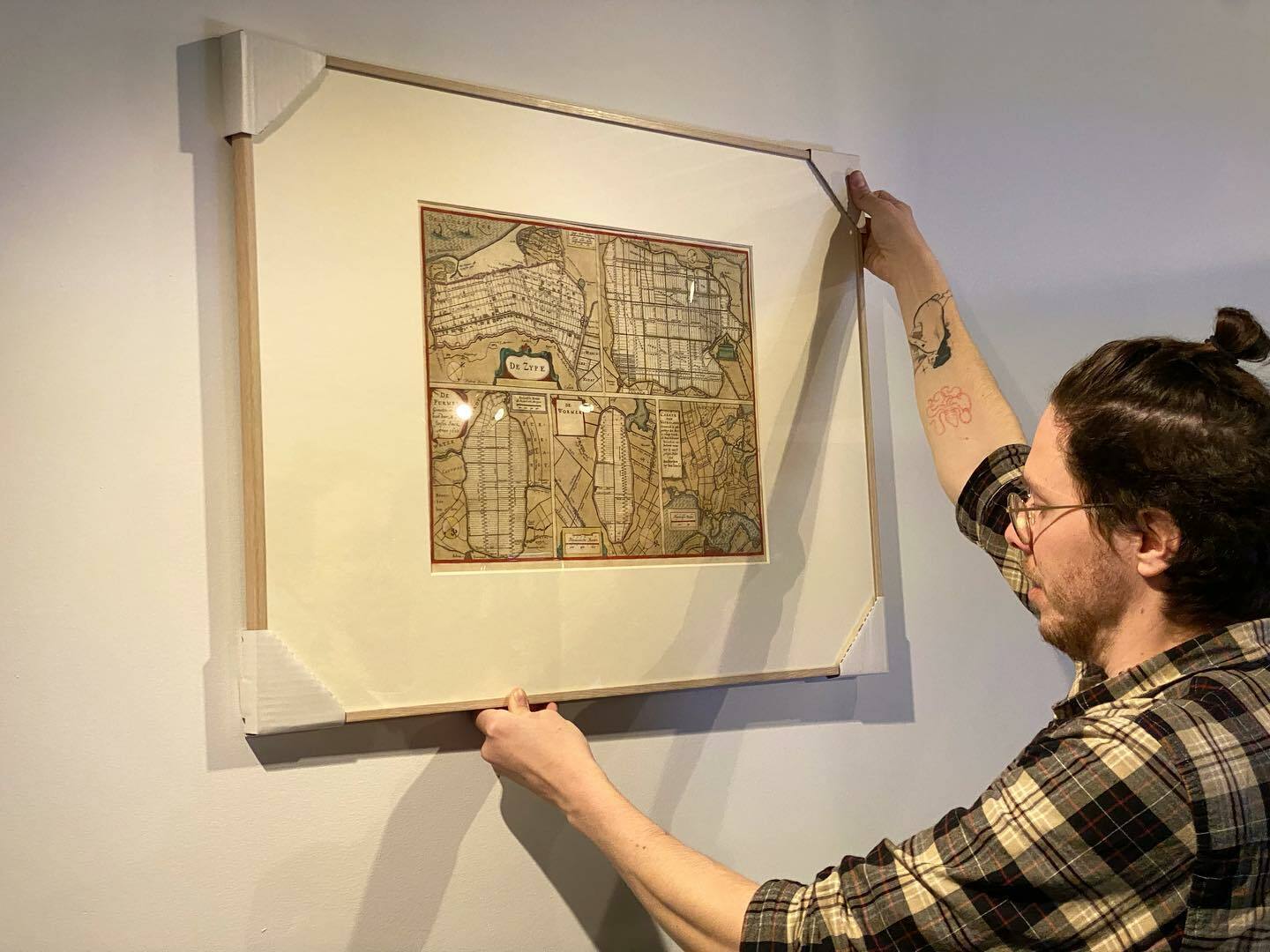 Image for Vandaag hangt @nharchief de cartografie, prenten, foto’s en tekeningen op in de tentoonstelling ‘Leven in lagen’ in @huis_van_hilde. Later deze week volgt de archeologische collectie en dan zijn we klaar om open te gaan… #exhibition #tentoonstelling