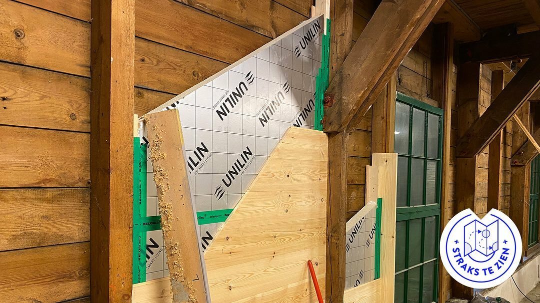 Image for De bouw van de Gele Loods in Naarden schiet al aardig op. Voordat we de tentoonstelling &#39;Naarden en de Waterlinies&#39; en de nieuwe VVV kunnen bouwen, moet eerst het gebouw zelf onder handen worden genomen. Zo is er een nieuwe vloer, isolatie en