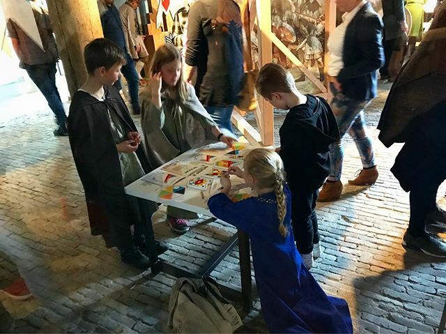 Image for En #boerenburcht is officieel geopend. Kinderen zijn al druk aan de slag hun eigen wapenschild te versieren! @museumvlaardingen
