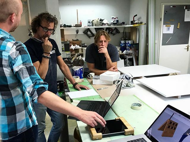 Image for Voor de tentoonstelling #rembrandtprive in @stadsarchief ontwikkelen we een custom iPad case met 2 koptelefoonaansluitingen (voor de gedeelde ervaring) en draadloos laden. #exhibitiondesign #industrialdesign #tentoonstellingsontwerp