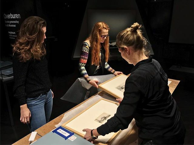 Image for De collecties van @rijksmuseum en @amsterdammuseumcollectie wordt binnen gebracht en onderworpen aan een laatste zorgvuldige inspectie. #RembrandtPrive