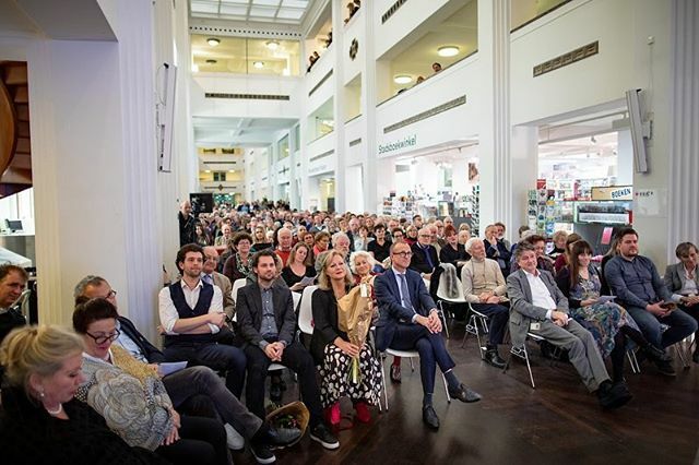 Image for We gloeien nog een beetje na van de #RembrandtPrivé opening in een bomvol @stadsarchief. Ruim 400 mensen ontdekten afgelopen donderdag de #AugmentedReality tentoonstelling die de verhalen uit de documenten van #Rembrandt’s tijd tot leven