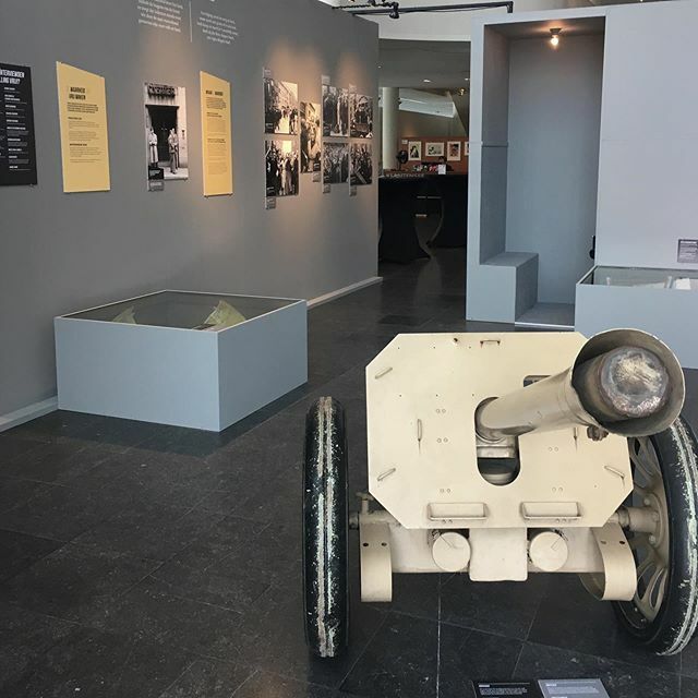 Image for Het is dit jaar 75 jaar geleden dat Maastricht bevrijd werd, naar aanleiding hiervan is de tentoonstelling Vrij!? Free!? ontwikkeld. Wat betekent vrijheid voor jou?Aanstaande zondag 21 juli is er een rondleiding door Sjoerd Aarts in @centreceramique,