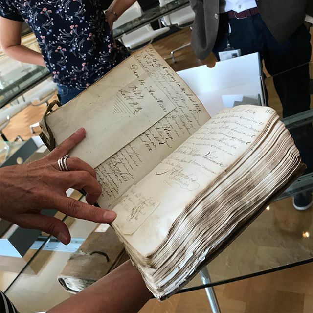 Image for Een kijkje in de archiefstukken van het Aalmoezeniers weeshuis in Amsterdam. Minnen-boeken en proces-verbalen beschrijven het verhaal van de vondelingen en wezen uit het eind van de 18e en het begin van de 19e eeuw. In het voorjaar opent de