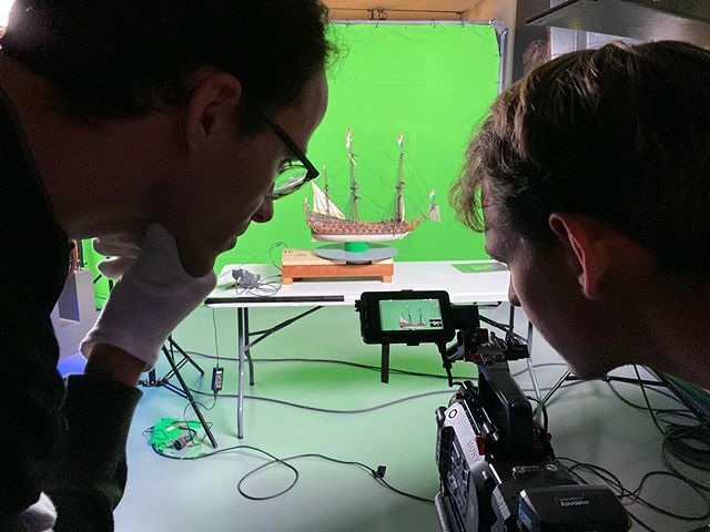 Image for Boten vrijstaand filmen @kaapskil met curator Alec op links en cameraman Kasper op rechts. #SchipInZicht!