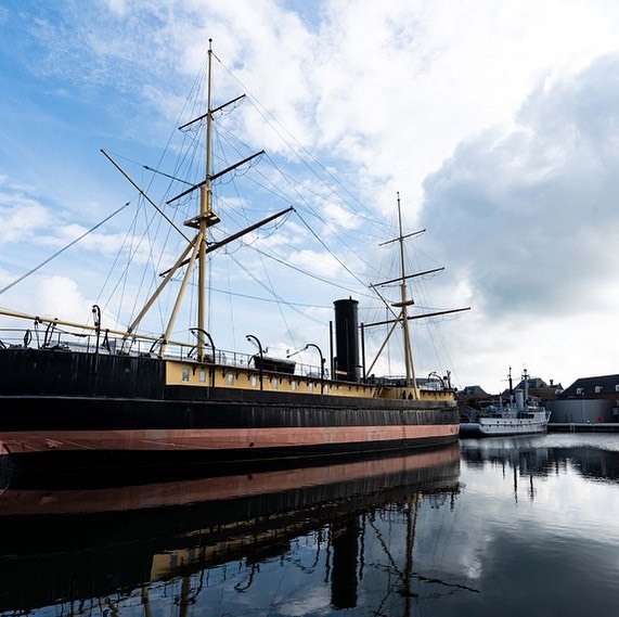 Image for Vanaf dinsdag 14 januari tot 12 april is de tentoonstelling 200 jaar Noordhollandsch kanaal te zien in het ramschip Schorpioen bij @marinemuseum, Den Helder. Deze reizende tentoonstelling is een samenwerking met @nharchief, @atlasnh en @provincienh.