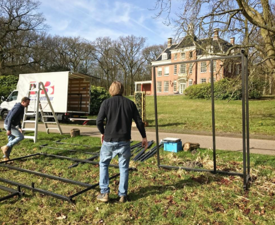 Image for In de voortuin van Huis Leyduin in Vogelenzang wordt Binnenstebuiten opgebouwd!