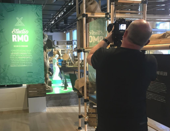 Image for Een familietentoonstelling kan je maar beter zo snel mogelijk vastleggen