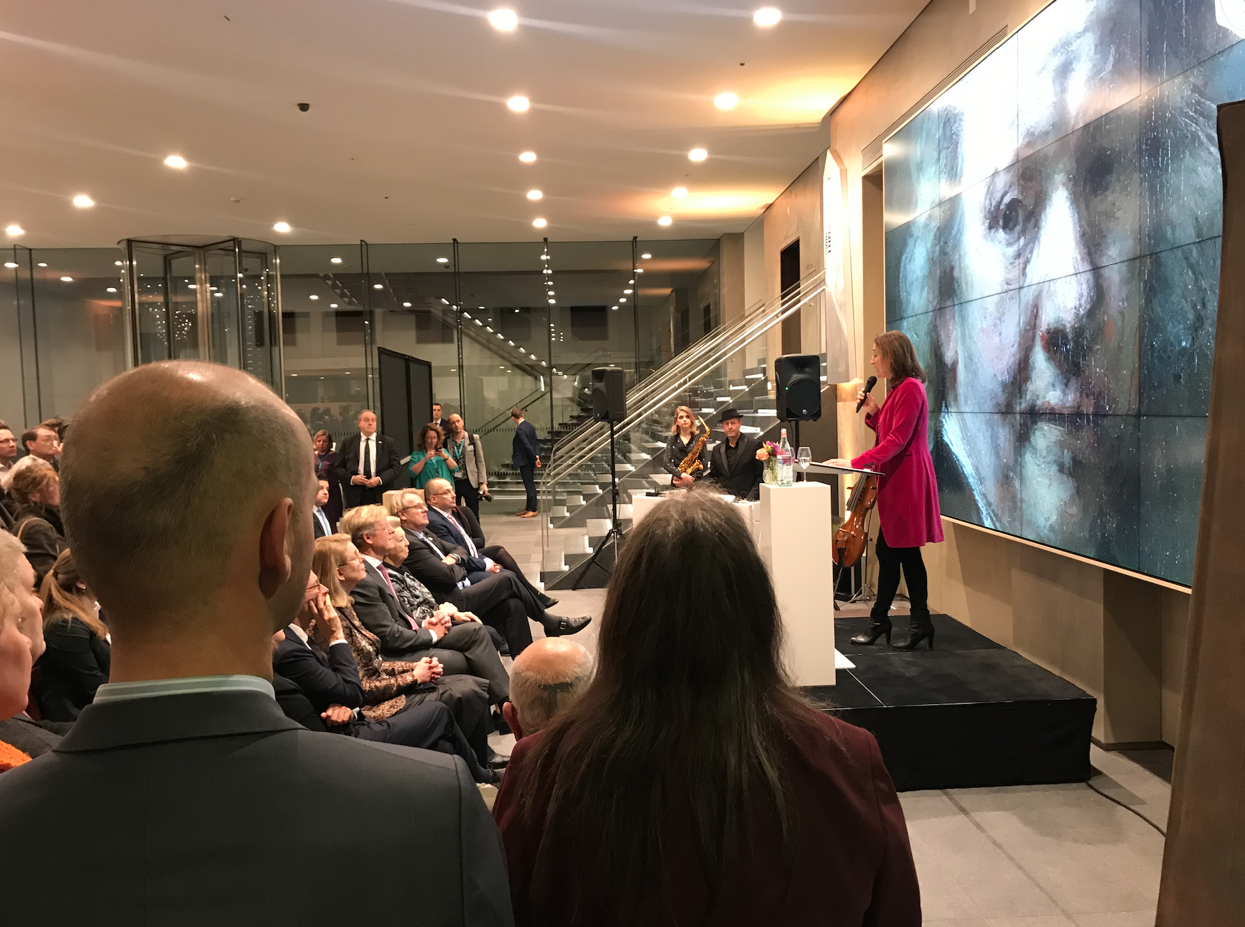 Image for Onder toeziend oog van Hare Koninklijke Hoogheid prinses Beatrix is het #Rembrandtjaar officieel geopend in @mauritshuis_museum. Met de prachtige tentoonstelling Rembrandt en het Mauritshuis.